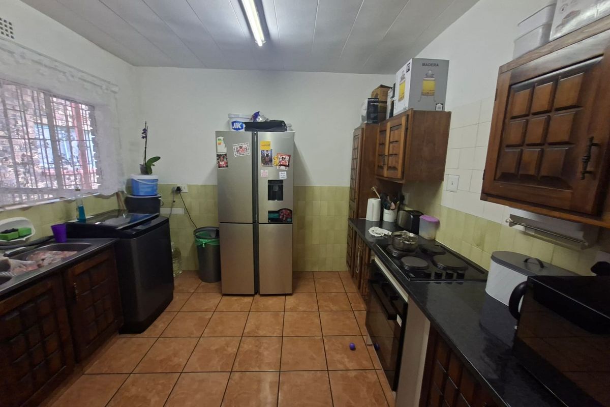 SPACIOUS GROUND FLOOR CORNER FLAT / APARTMENT IN NEAT COMPLEX, LEWISHAM - Photo 5