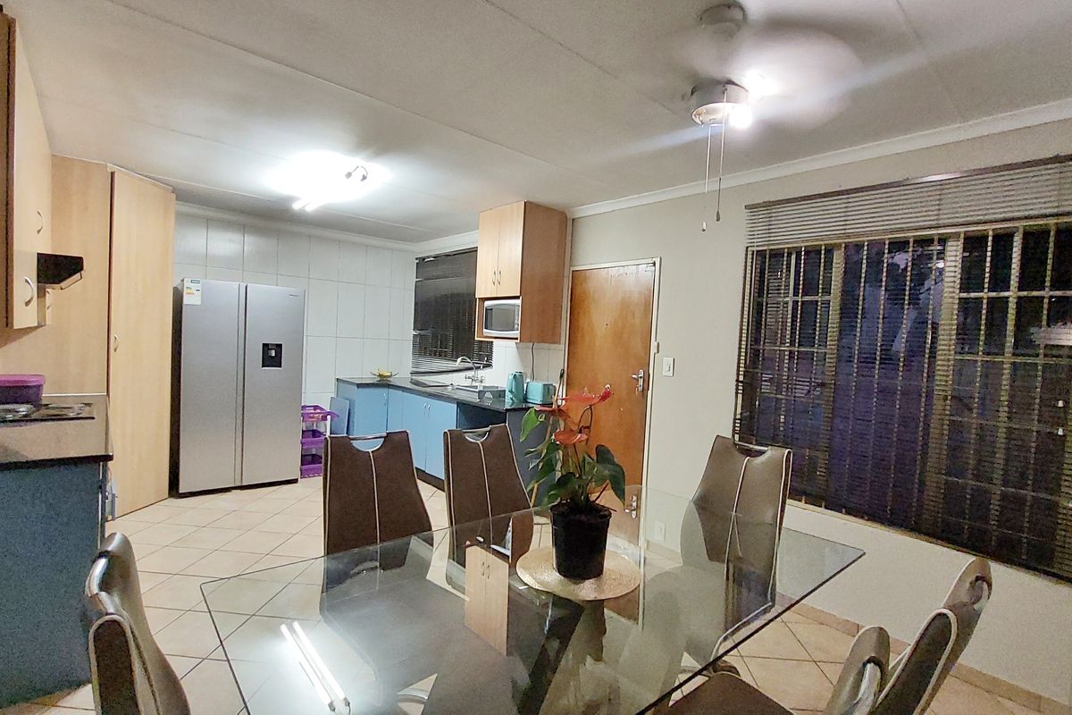 Modern Family Home with Spacious Garden and Double Garage - Photo 4