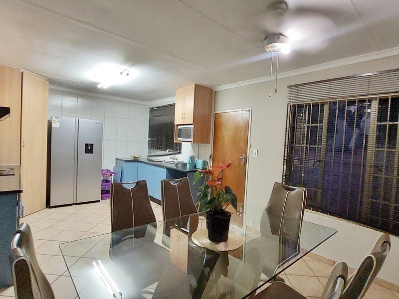 Modern Family Home with Spacious Garden and Double Garage - Photo 4