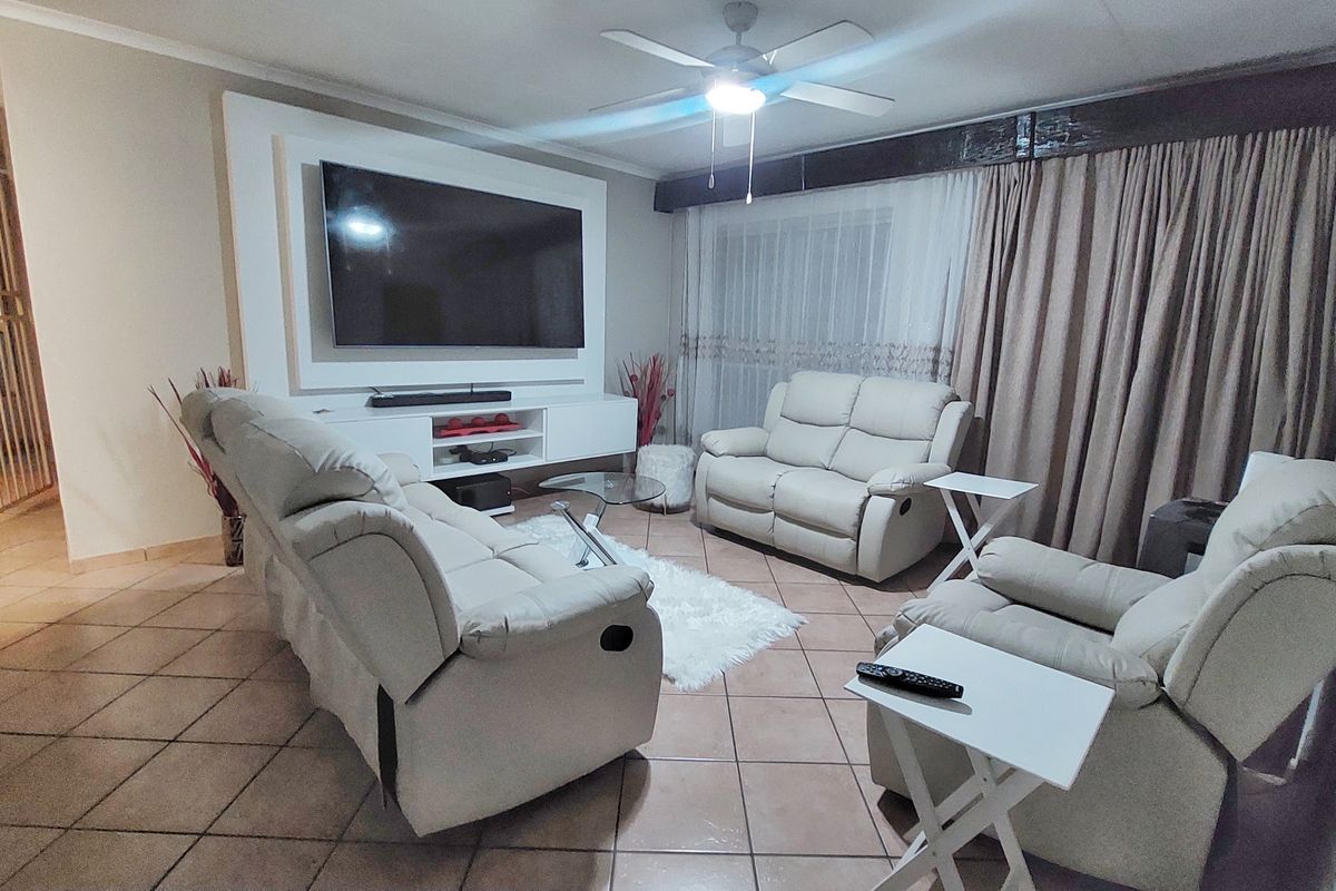 Modern Family Home with Spacious Garden and Double Garage - Photo 3