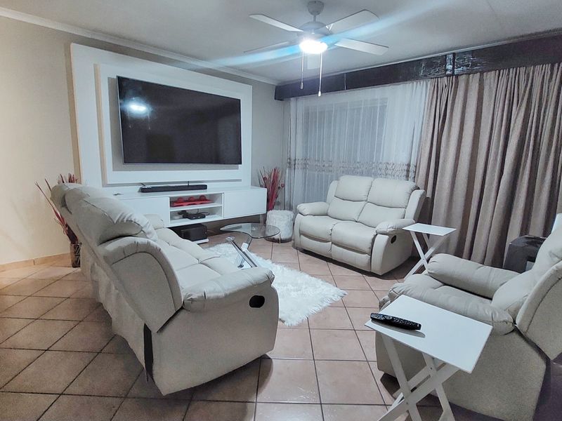 Modern Family Home with Spacious Garden and Double Garage - Photo 3