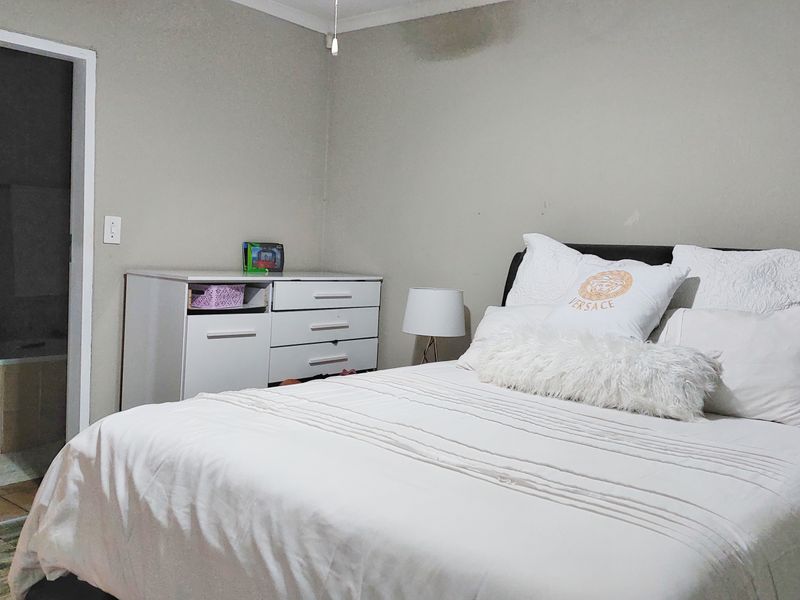 Modern Family Home with Spacious Garden and Double Garage - Photo 10