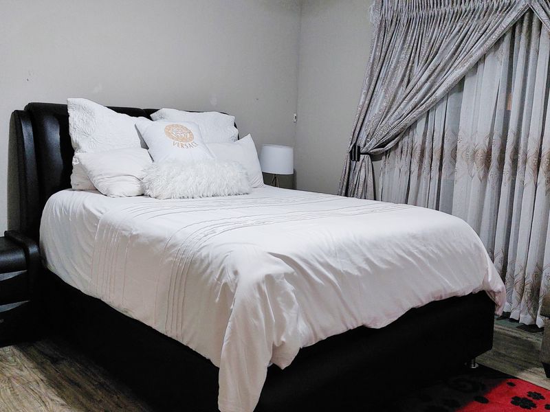 Modern Family Home with Spacious Garden and Double Garage - Photo 9