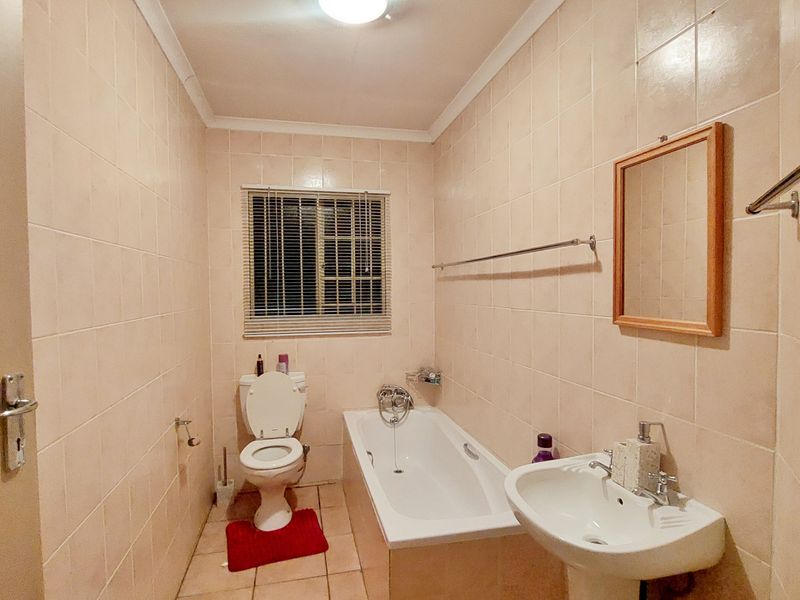 Modern Family Home with Spacious Garden and Double Garage - Photo 8