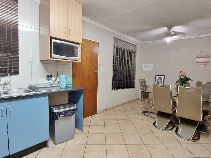 Modern Family Home with Spacious Garden and Double Garage - Photo 7