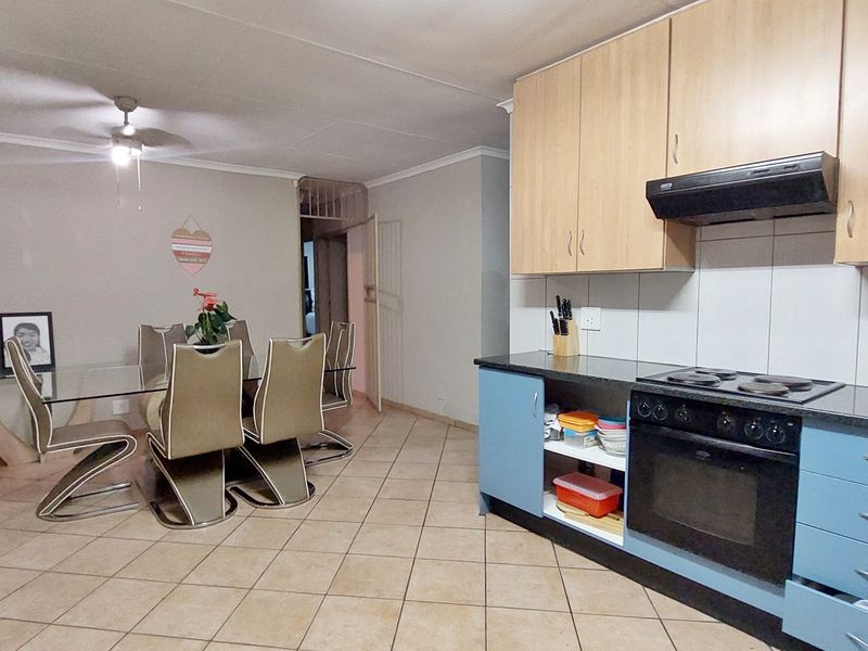 Modern Family Home with Spacious Garden and Double Garage - Photo 6