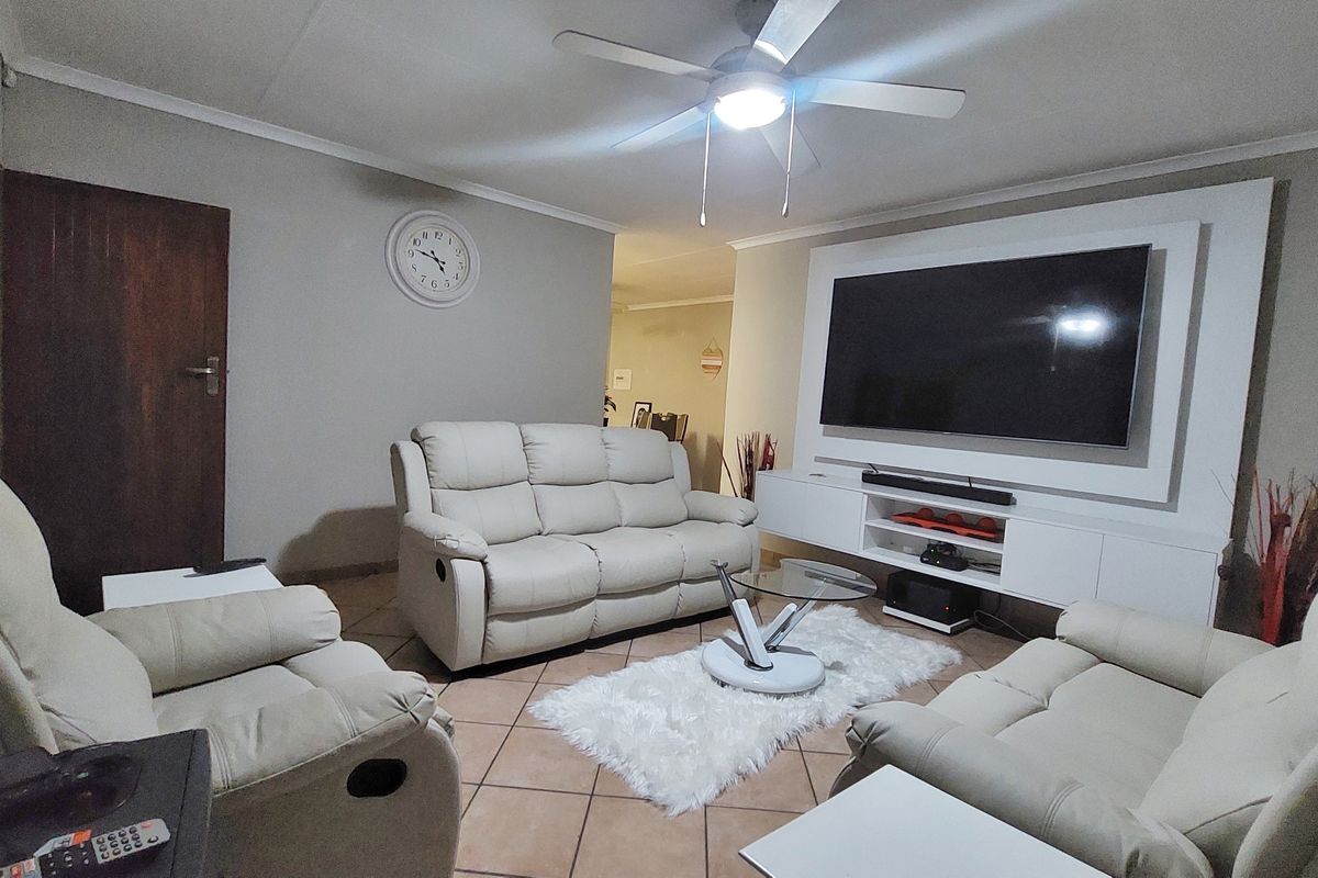 Modern Family Home with Spacious Garden and Double Garage - Photo 2