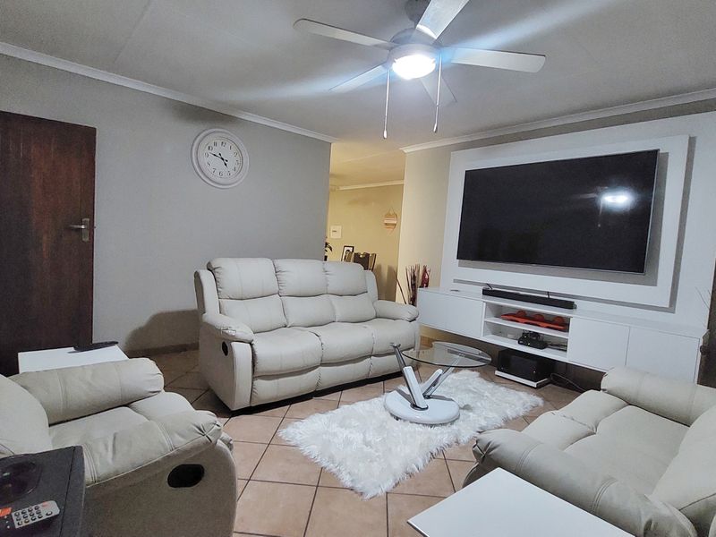 Modern Family Home with Spacious Garden and Double Garage - Photo 2