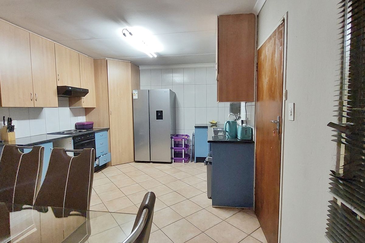 Modern Family Home with Spacious Garden and Double Garage - Photo 5