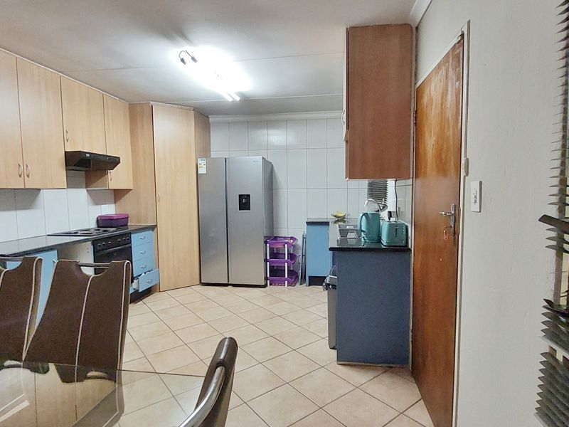 Modern Family Home with Spacious Garden and Double Garage - Photo 5