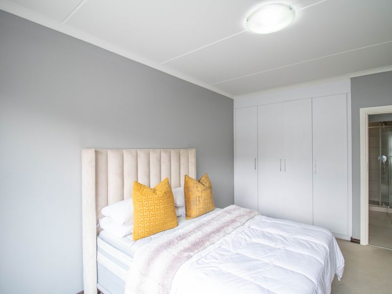 Stunning apartment for sale in Erand Gardens, Midrand—modern living in a prime location! - Photo 9