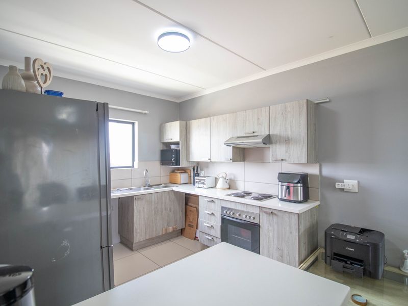 Stunning apartment for sale in Erand Gardens, Midrand—modern living in a prime location! - Photo 6