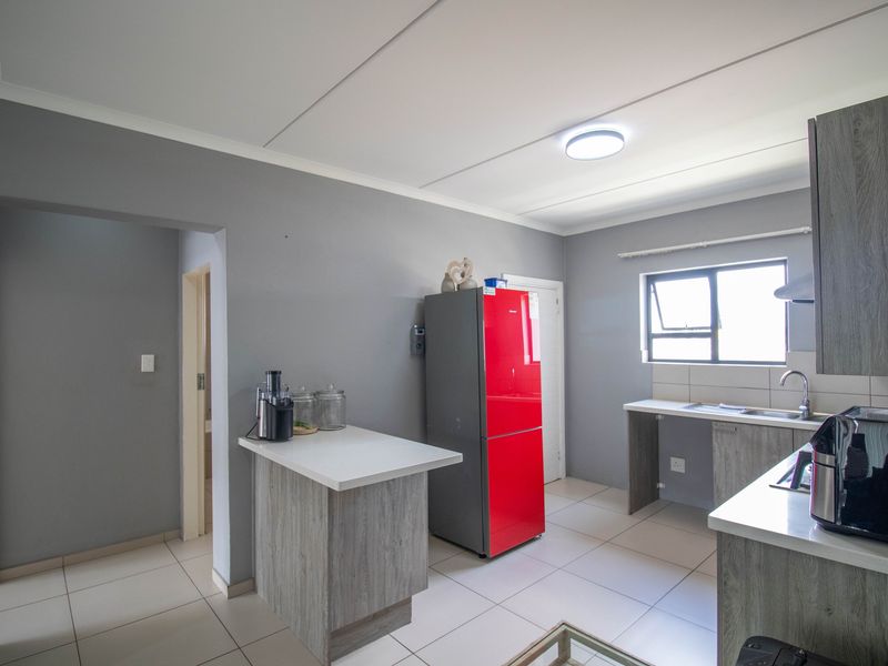 Stunning apartment for sale in Erand Gardens, Midrand—modern living in a prime location! - Photo 5