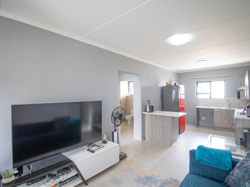 Stunning apartment for sale in Erand Gardens, Midrand—modern living in a prime location! - Photo 4