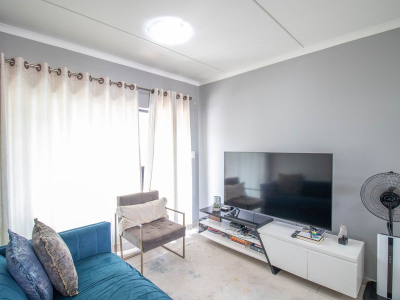 Stunning apartment for sale in Erand Gardens, Midrand—modern living in a prime location! - Photo 3