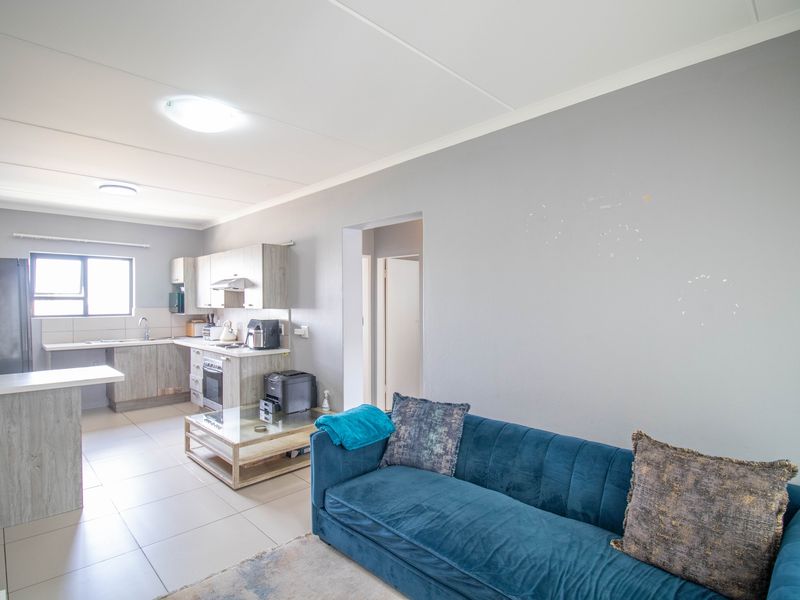 Stunning apartment for sale in Erand Gardens, Midrand—modern living in a prime location! - Photo 2