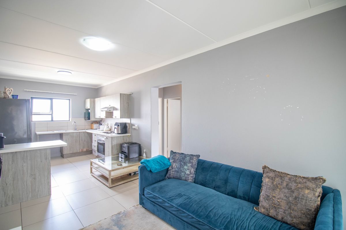 Stunning apartment for sale in Erand Gardens, Midrand—modern living in a prime location! - Photo 2