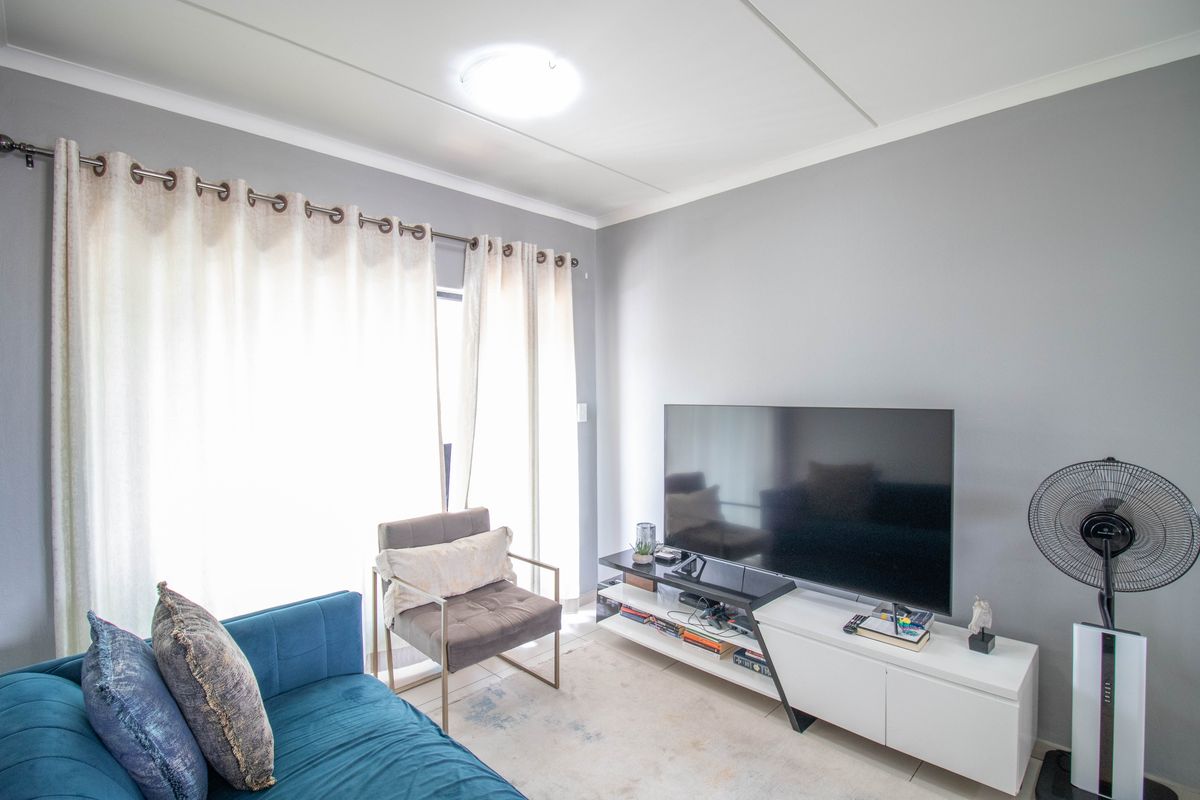 Stunning apartment for sale in Erand Gardens, Midrand—modern living in a prime location! - Photo 3