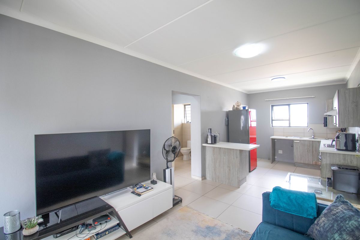 Stunning apartment for sale in Erand Gardens, Midrand—modern living in a prime location! - Photo 4