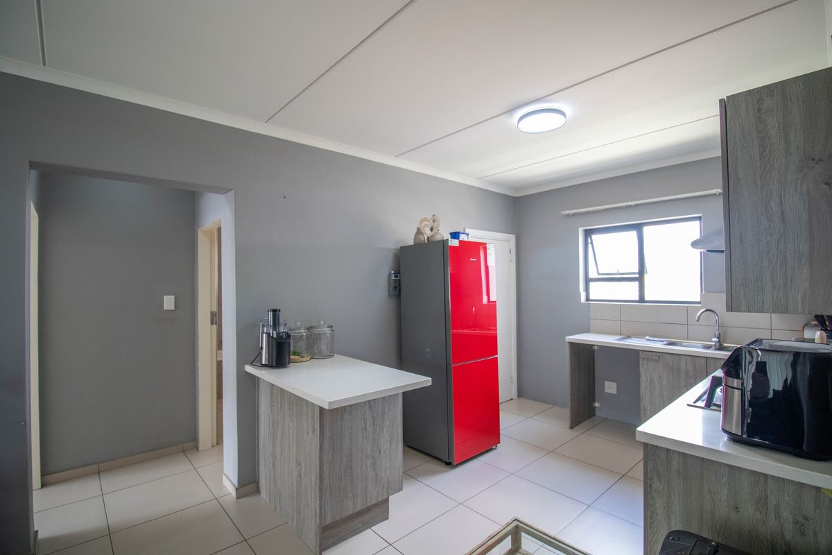 Stunning apartment for sale in Erand Gardens, Midrand—modern living in a prime location! - Photo 5