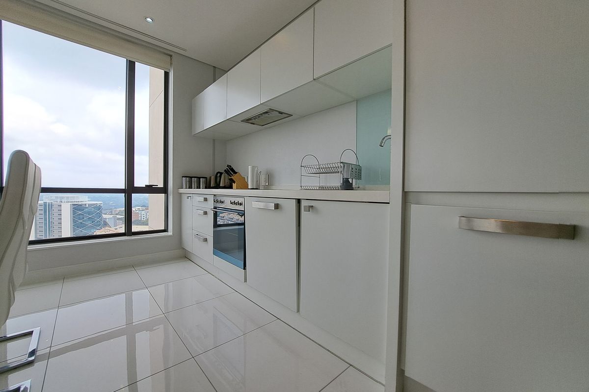furnished 2-bedroom apartment in Sandton Skye - Photo 4