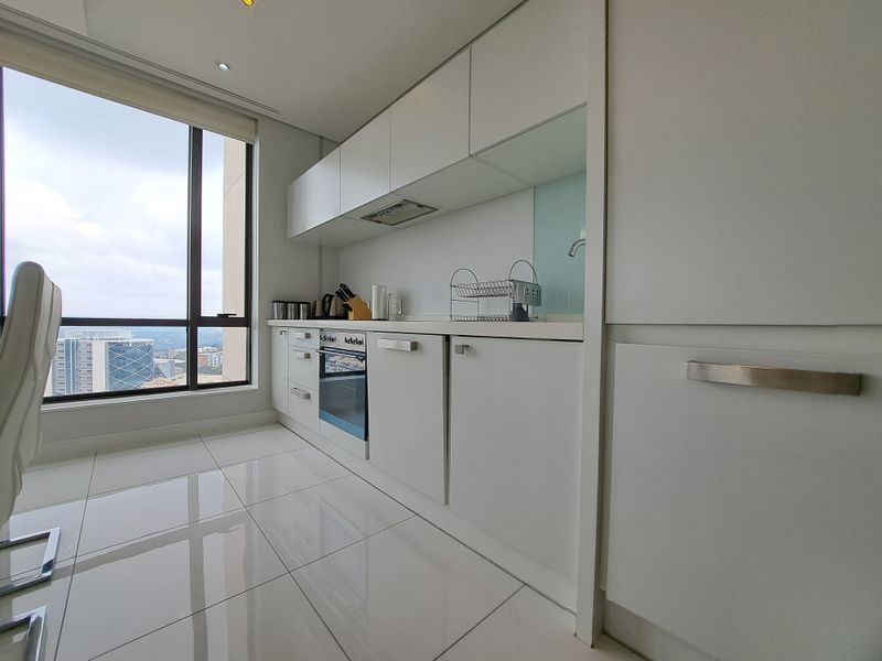 furnished 2-bedroom apartment in Sandton Skye - Photo 4