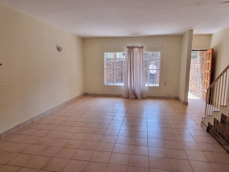 Great find in good location! - Photo 2