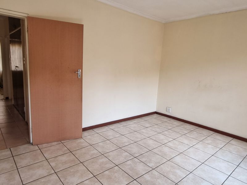 Great find in good location! - Photo 10