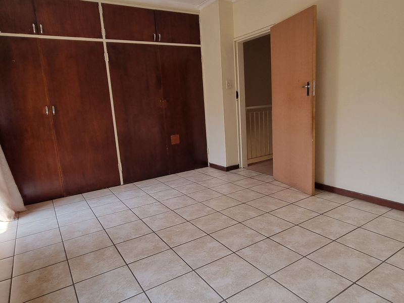 Great find in good location! - Photo 9