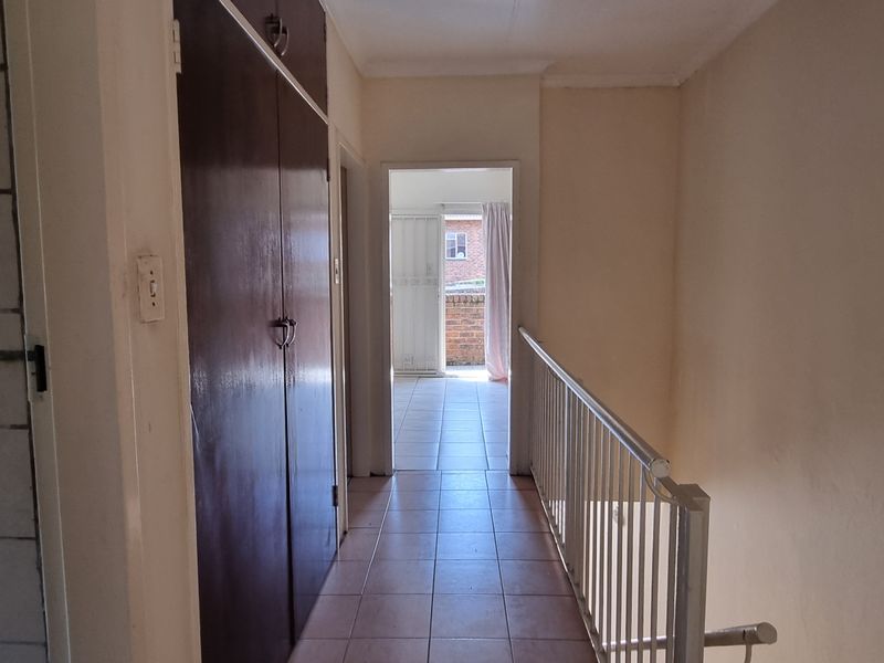 Great find in good location! - Photo 8