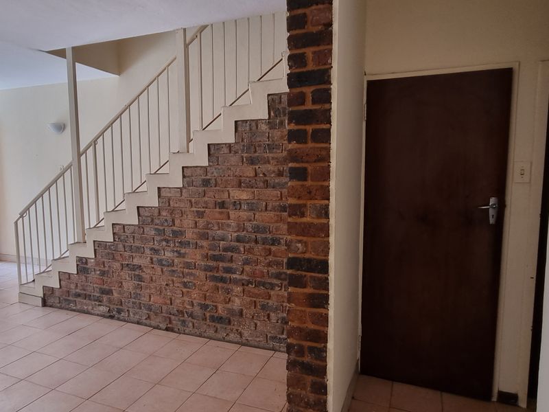 Great find in good location! - Photo 4