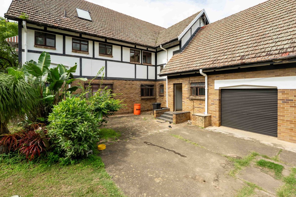 Timeless Elegance Meets Countryside Charm – A Working Farm with Endless Possibilities - Photo 5