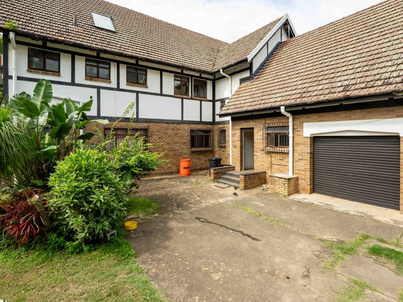 Timeless Elegance Meets Countryside Charm – A Working Farm with Endless Possibilities - Photo 5