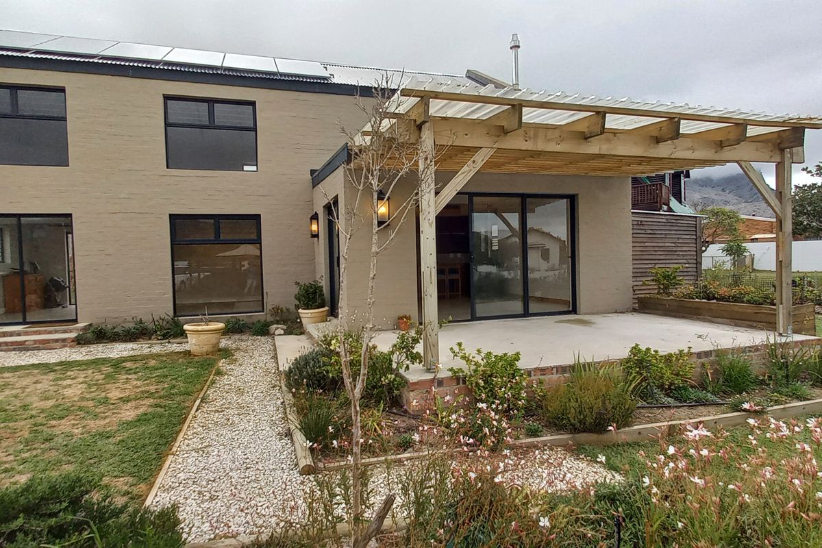 Light and Modern 3 Bedroom House in Pringle Bay for Sale - Photo 3