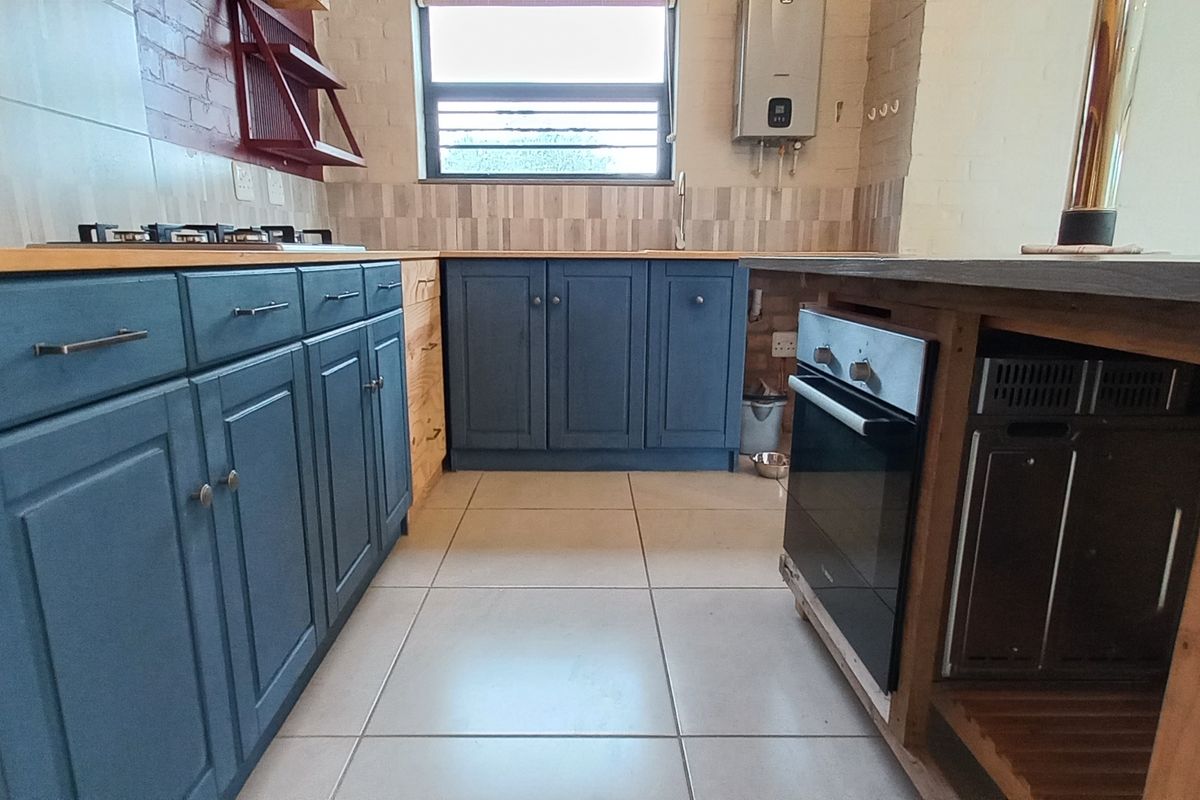 Light and Modern 3 Bedroom House in Pringle Bay for Sale - Photo 4