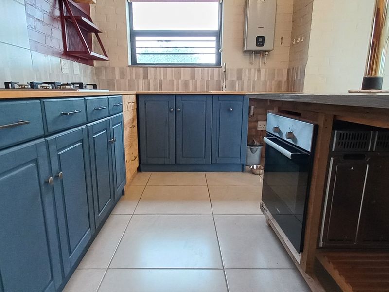 Light and Modern 3 Bedroom House in Pringle Bay for Sale - Photo 4