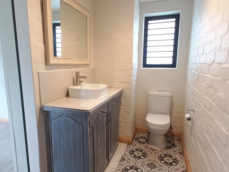 Light and Modern 3 Bedroom House in Pringle Bay for Sale - Photo 10