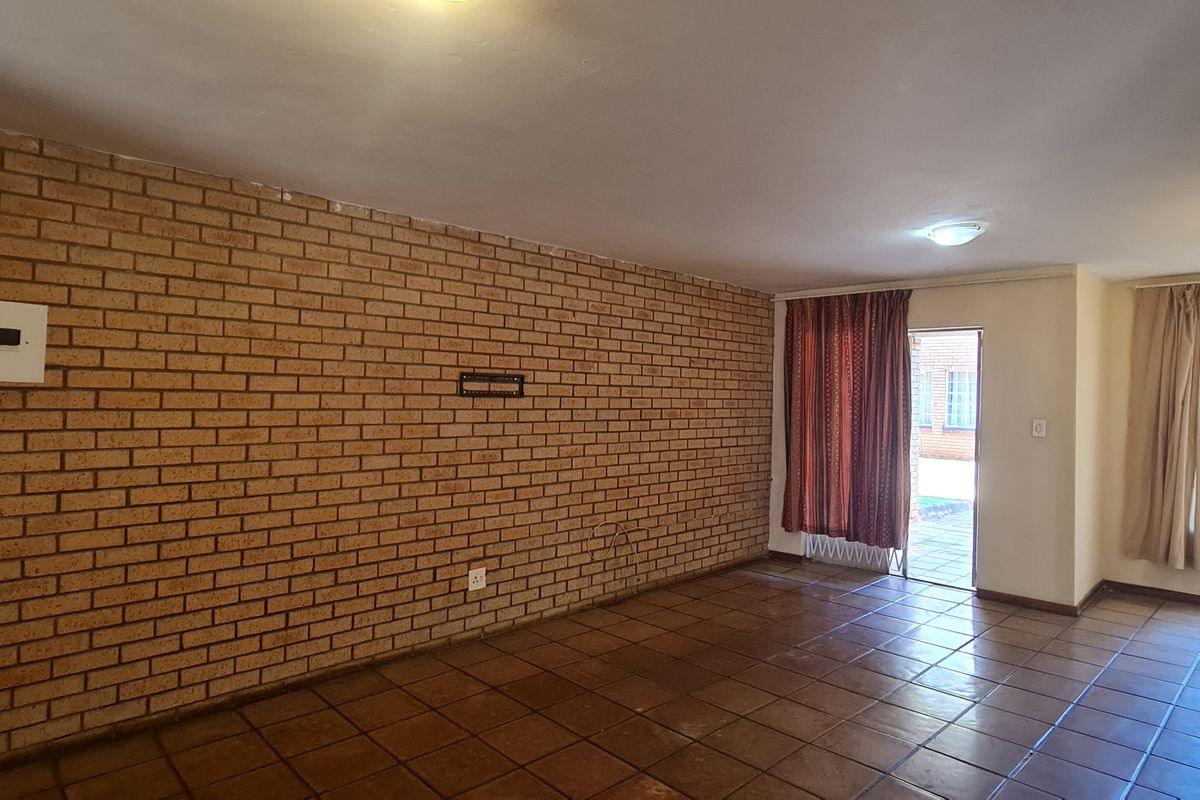 Charming Two Bedroom Townhouse for sale in New Town, Louis Trichardt - Photo 4