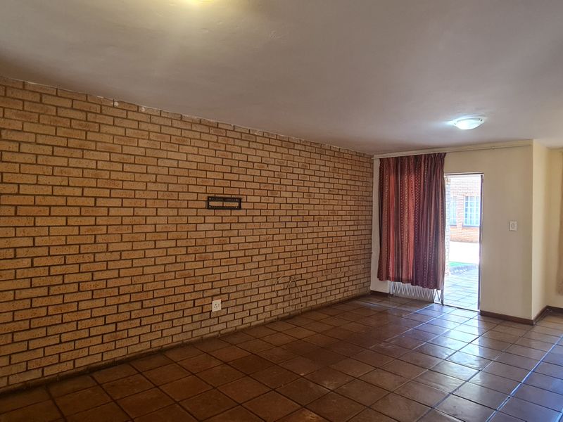 Charming Two Bedroom Townhouse for sale in New Town, Louis Trichardt - Photo 4