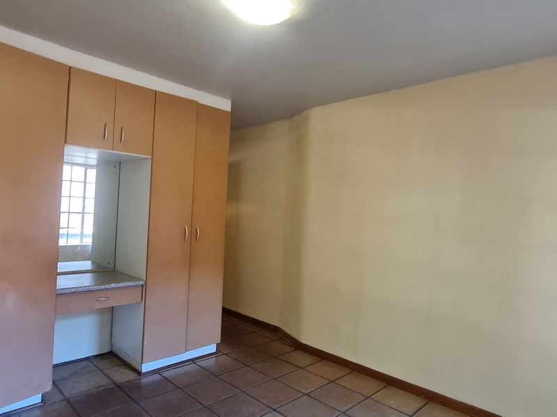 Charming Two Bedroom Townhouse for sale in New Town, Louis Trichardt - Photo 6