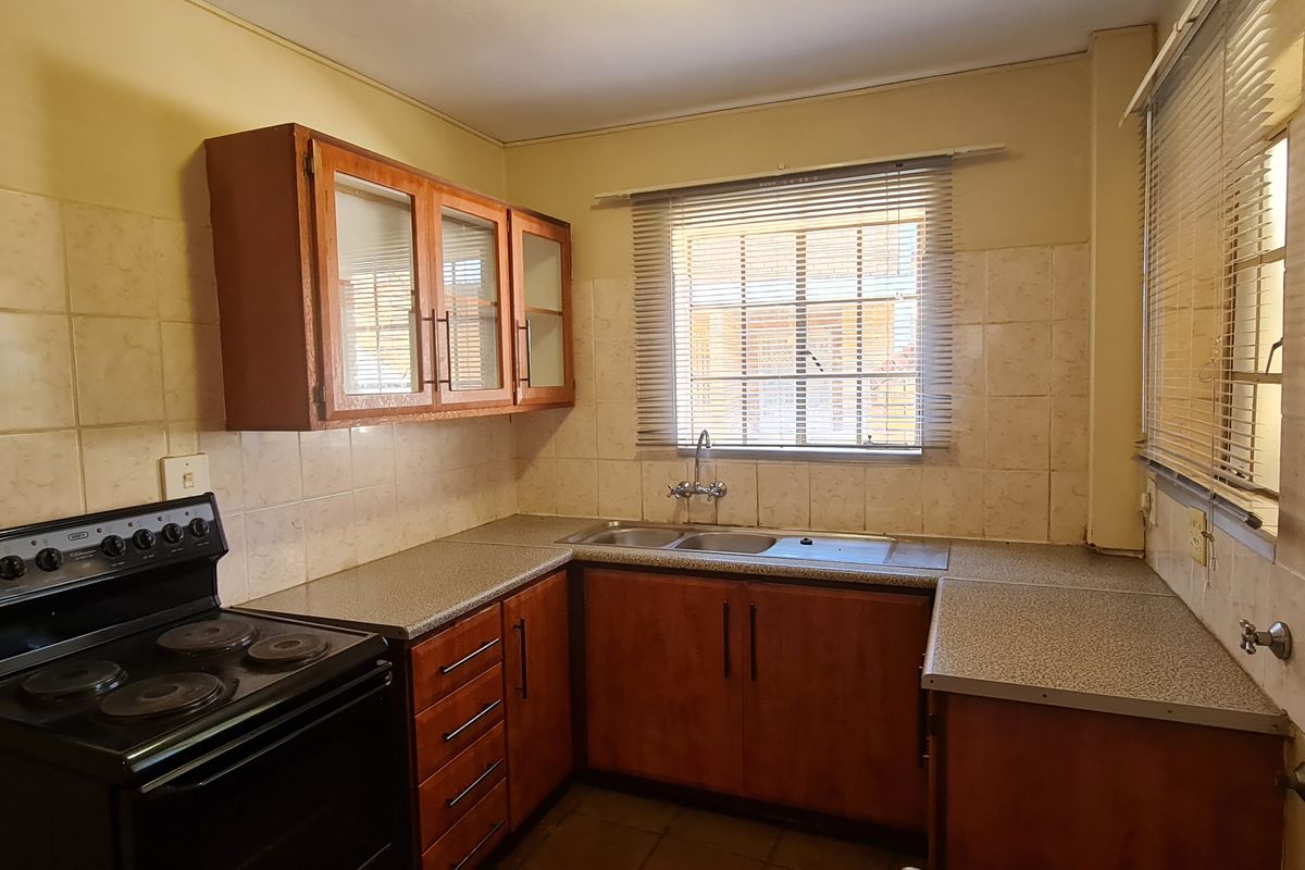 Charming Two Bedroom Townhouse for sale in New Town, Louis Trichardt - Photo 2