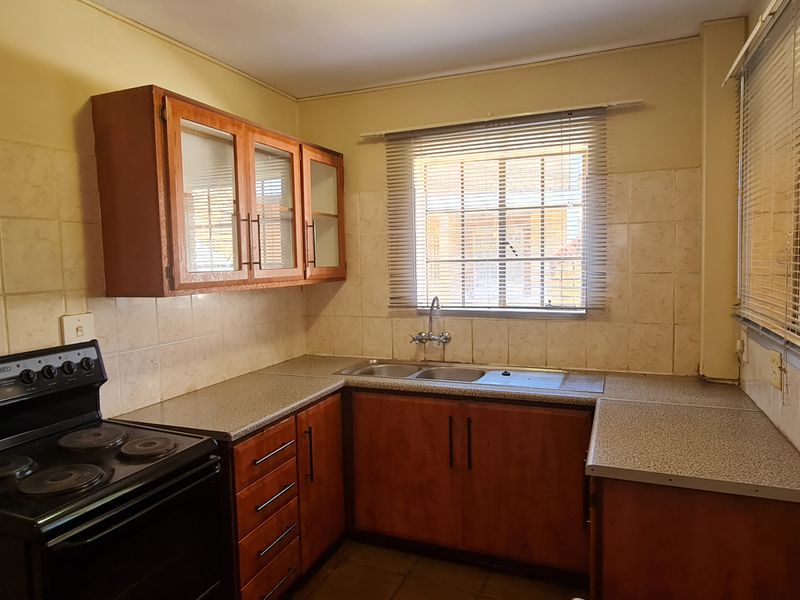 Charming Two Bedroom Townhouse for sale in New Town, Louis Trichardt - Photo 2