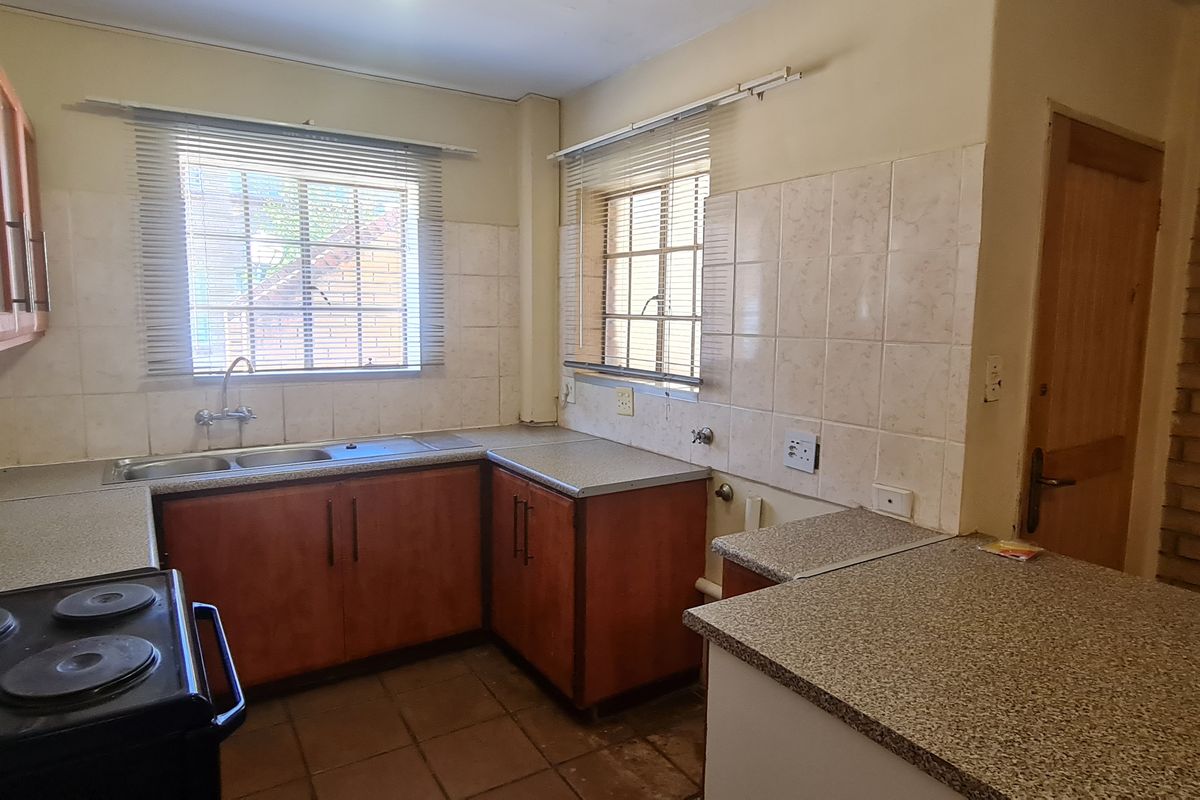 Charming Two Bedroom Townhouse for sale in New Town, Louis Trichardt - Photo 3