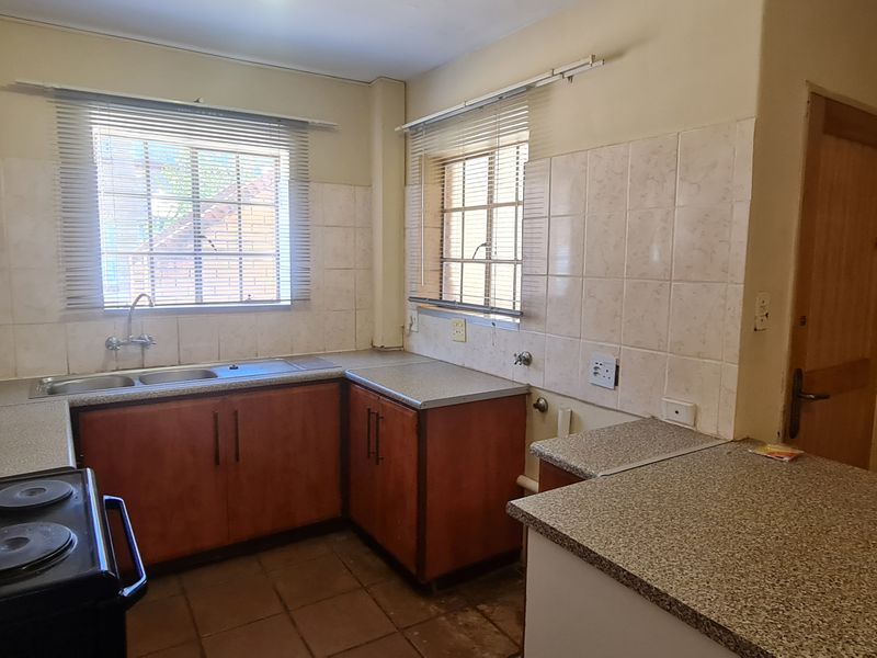 Charming Two Bedroom Townhouse for sale in New Town, Louis Trichardt - Photo 3