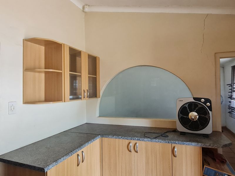 Delightful 3 Bedroom House for sale in CBD, Louis Trichardt - Photo 5