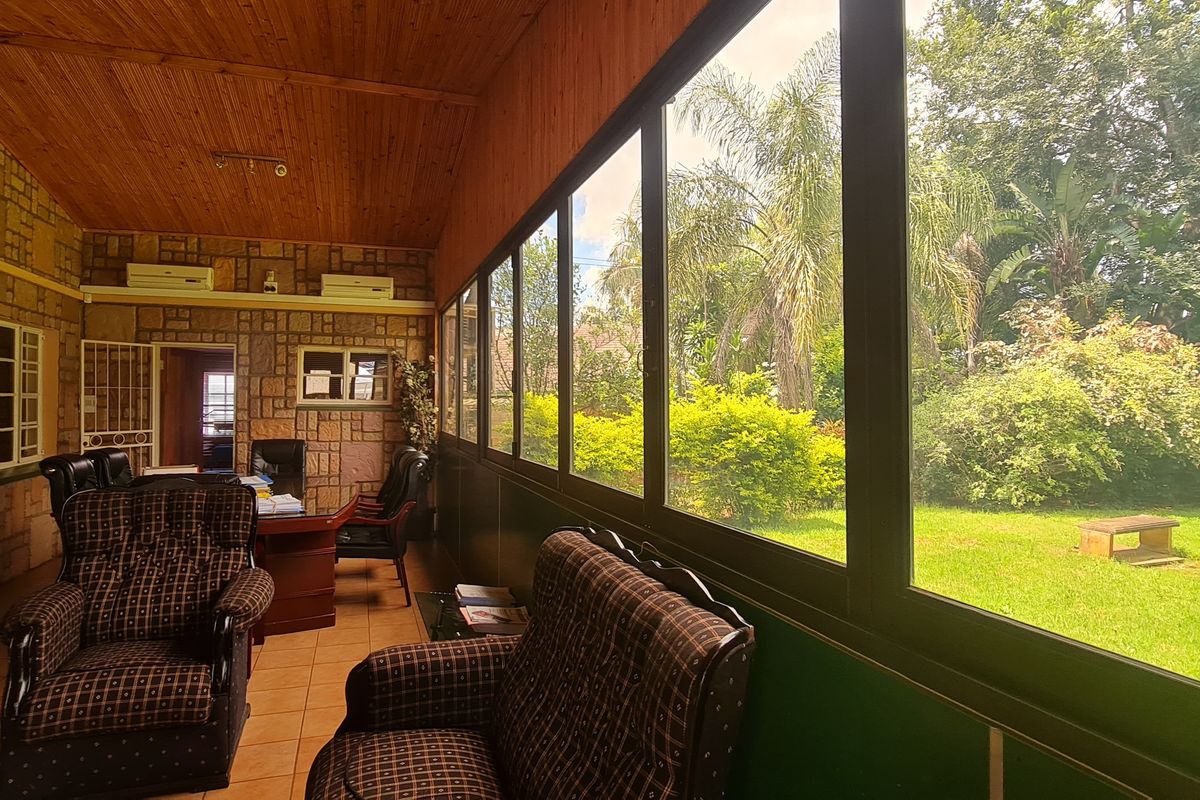 Delightful 3 Bedroom House for sale in CBD, Louis Trichardt - Photo 2