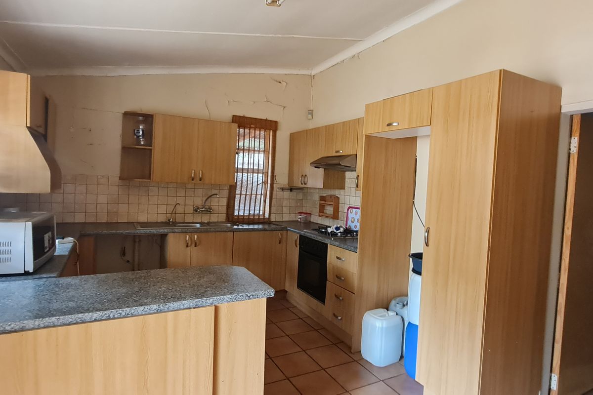 Delightful 3 Bedroom House for sale in CBD, Louis Trichardt - Photo 4