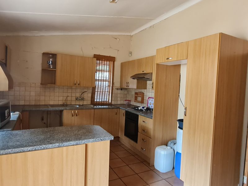 Delightful 3 Bedroom House for sale in CBD, Louis Trichardt - Photo 4