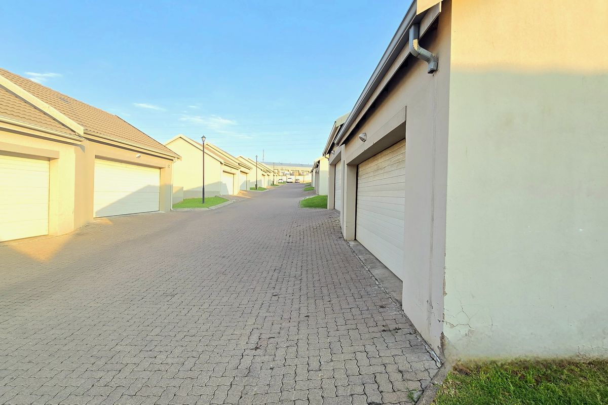 Spacious 3-Bedroom House with 2 Bathrooms, Double Garage in Secure Estate. - Photo 5