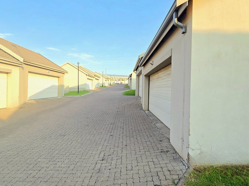 Spacious 3-Bedroom House with 2 Bathrooms, Double Garage in Secure Estate. - Photo 5